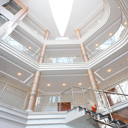 酒店 Karpaty 胡斯特