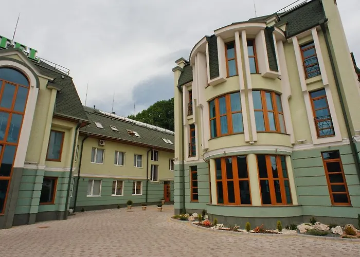 酒店 Karpaty 胡斯特
